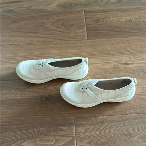 Size 9.5 Bzees Cream Flats Comfortable Slip-On Tan - Picture 5 of 8